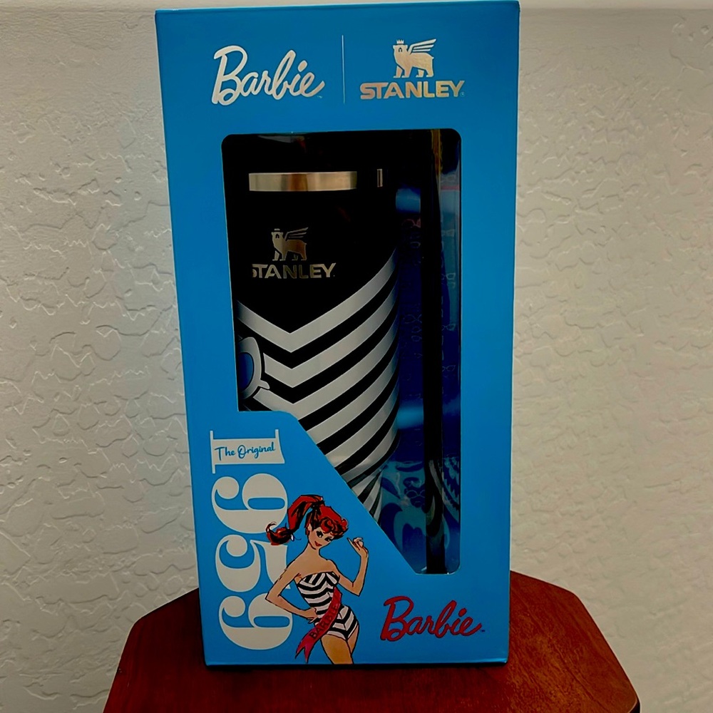 Barbie Stanley H2.0
The Flowstate Quencher Tumbler